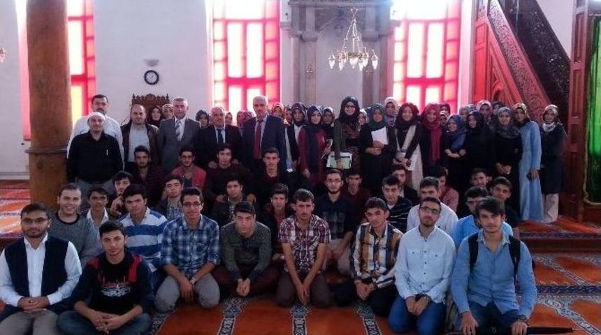 &Uuml;niversiteli Gen&ccedil;ler Camide