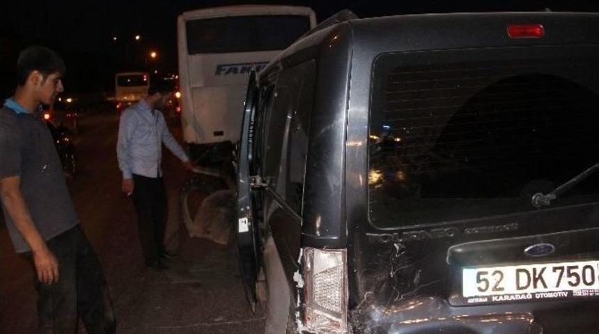 Lastiği Patlayan Ara&ccedil;, Zincirleme Kazaya Neden Oldu