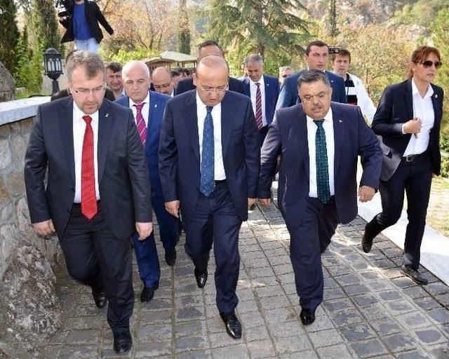 Yalçın Akdoğan, Ana Ocağı Bilecik’te, Belediyeyi Ziyaret Etti