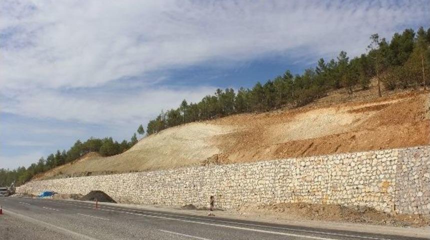 Patlamada Yıkılan İstinat Duvarı Yapılıyor