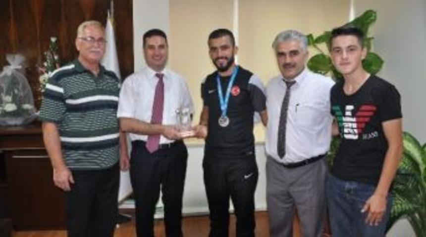 Ataşbak D&uuml;nya İkincisi Para- Tekvando&rsquo;cu &Ccedil;elik&rsquo;i Kutladı