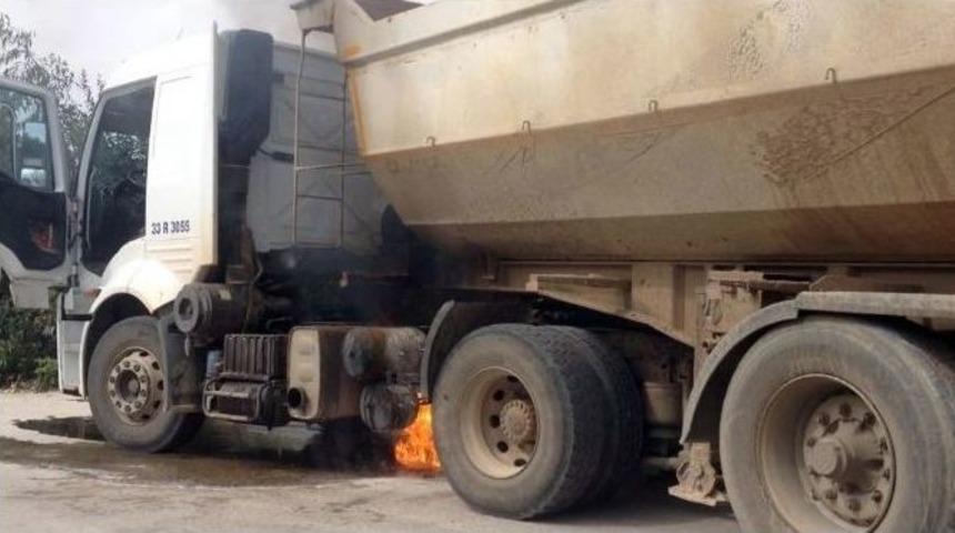 Alev Alan Kamyonunu Kova İle S&ouml;nd&uuml;rmeye &Ccedil;alıştı