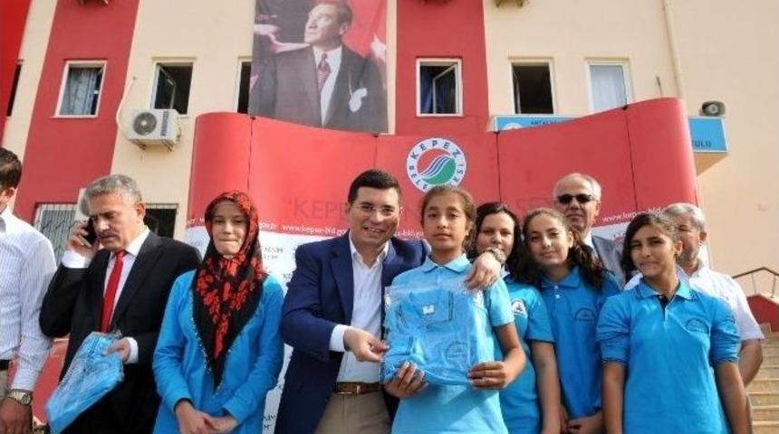 T&uuml;t&uuml;nc&uuml;, &Ouml;ğrencilere Okul Forması Dağıtmaya Devam Ediyor