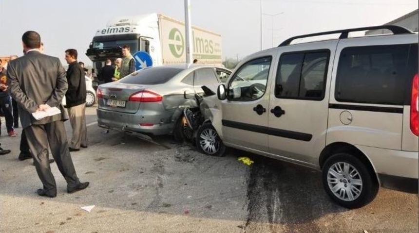 &Ccedil;anakkale&rsquo;de Sis Sebebiyle Zincirleme Trafik Kazası: 1 Yaralı