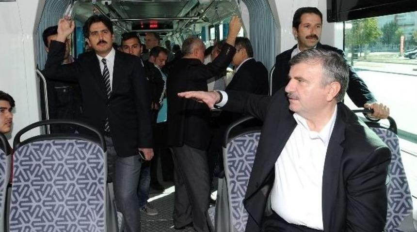 Başkan Aky&uuml;rek Tramvayları Tanıttı