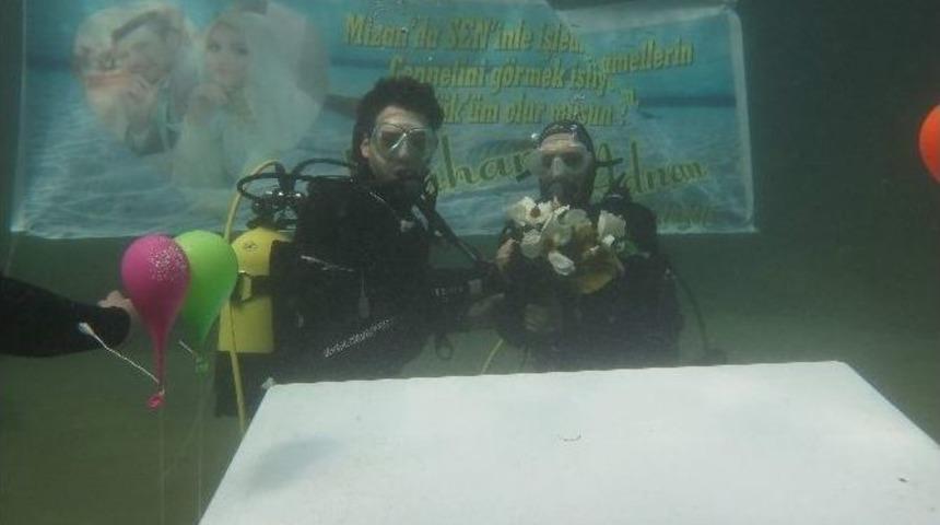Su Altında S&uuml;rpriz Evlilik Teklifi