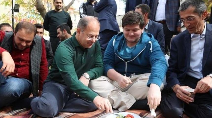 Akdağ Gen&ccedil;lerle Buluştu