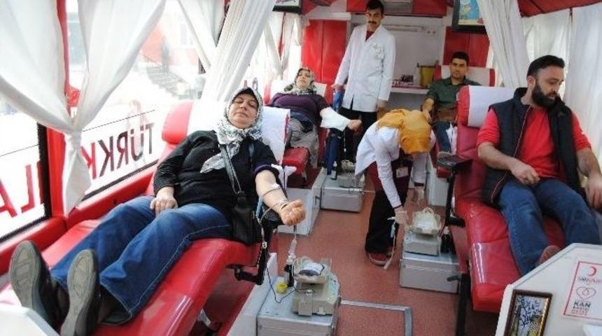 &Ouml;ğrenci Velilerinden Kızılay&rsquo;a Kan Bağışı