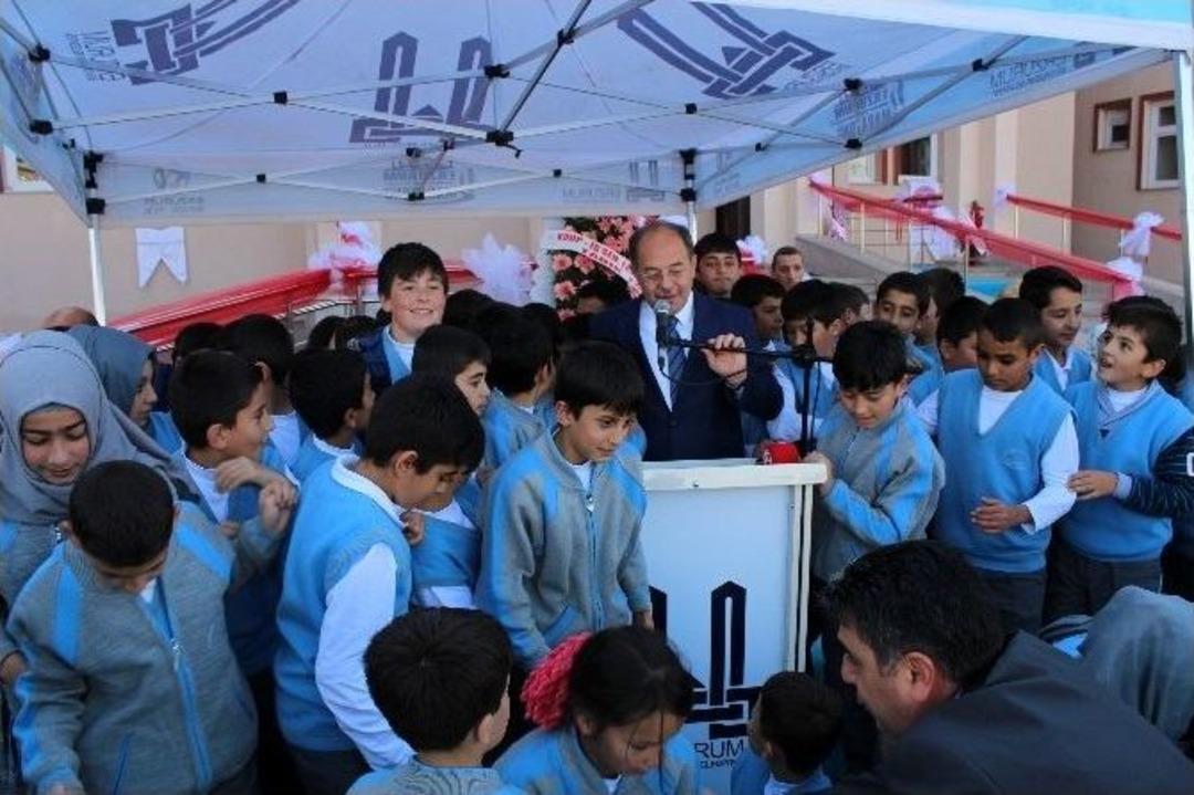 Eski Bakan &Ouml;ğrencileri Yanına &Ccedil;ağırınca, İzdiham Yaşandı