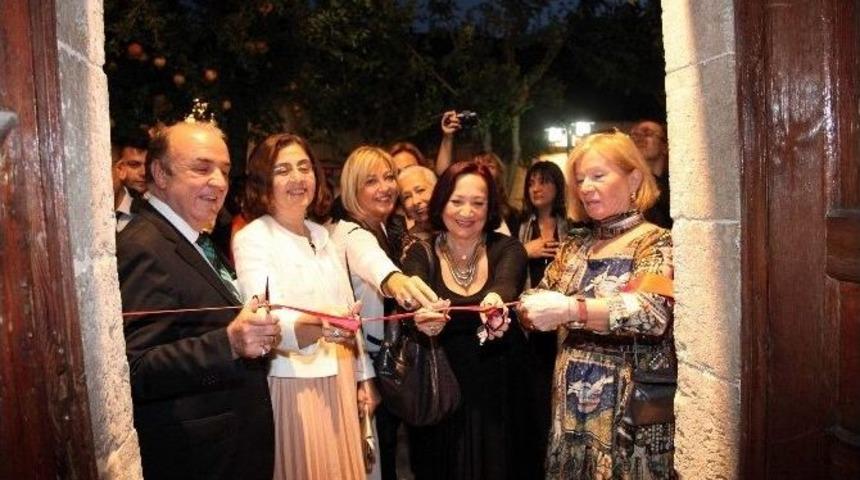 İstanbul &Uuml;topya Sanat At&ouml;lyesi Sanat&ccedil;ılarından &ldquo;karma 2015&rdquo; Sergisi