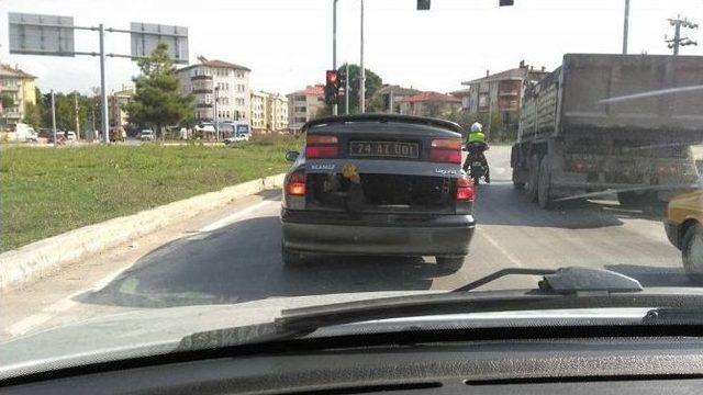 Resmi Otomobilin Bagajında Tehlikeli Yolculuk