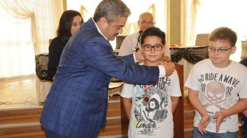 Başkan Alıcık, &Ouml;d&uuml;l T&ouml;renine Katıldı