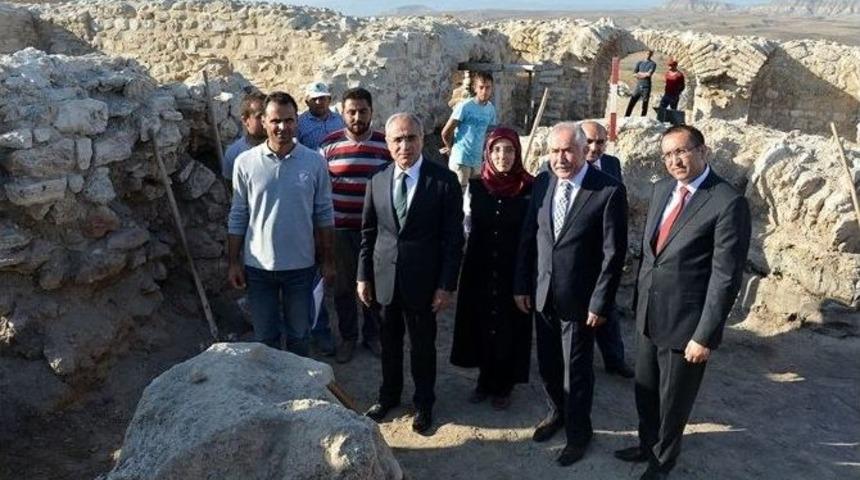 Bakan Top&ccedil;u, Mnizos Hamamı&rsquo;nı Ziyaret Etti