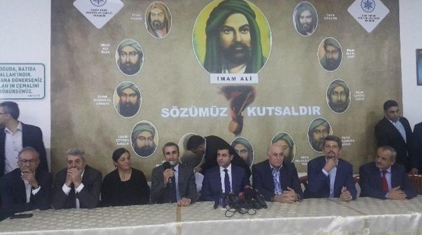 Demirtaş, Alevi Vatandaşlarla Bir Araya Geldi