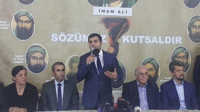 Demirtaş, Alevi Vatandaşlarla Bir Araya Geldi