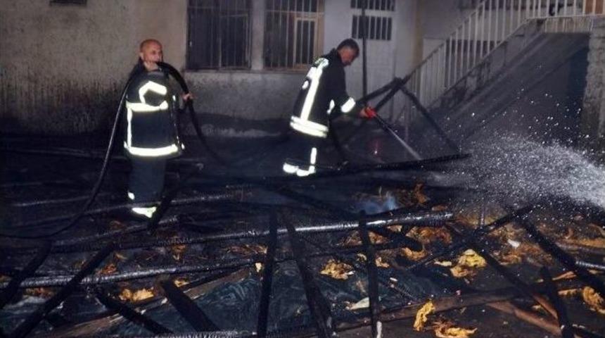 T&uuml;t&uuml;n İskeleleri Yandı