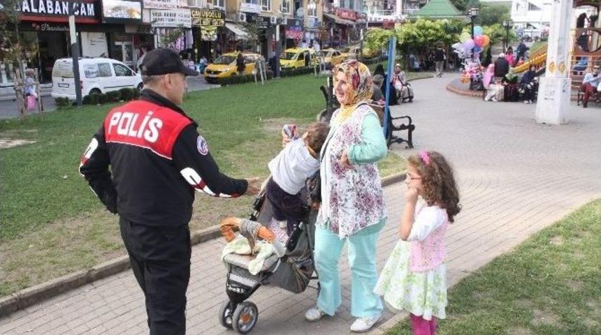 Polis, Annesini Kaybeden &Ccedil;ocuğun Başından Ayrılmadı