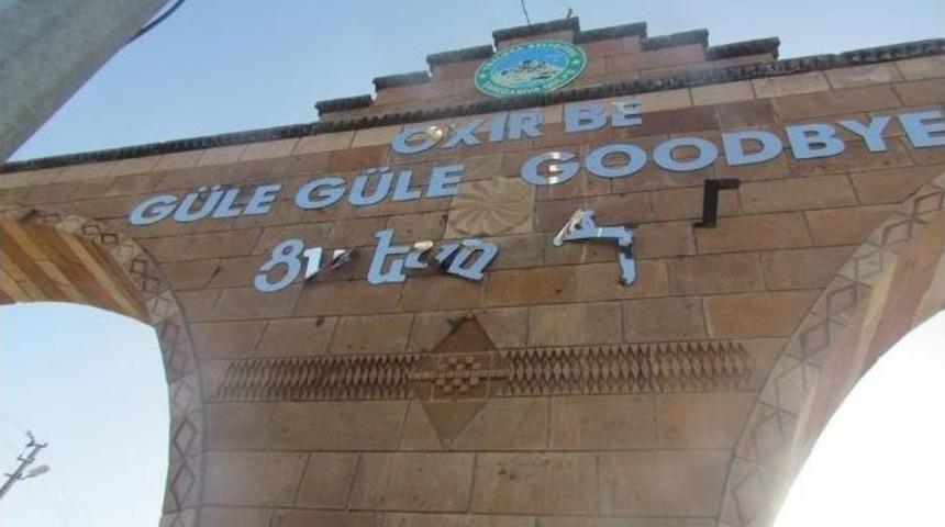 Tuzluca Belediyesi Tahrip Edilen Ermenice Yazıyı Yeniledi