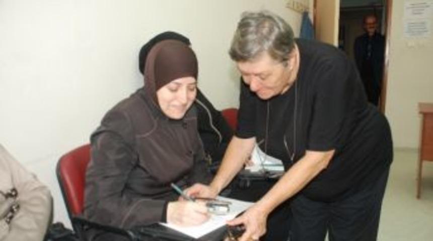 İzmek Kursunda Suriyeliler T&uuml;rk&ccedil;e &Ouml;ğreniyor