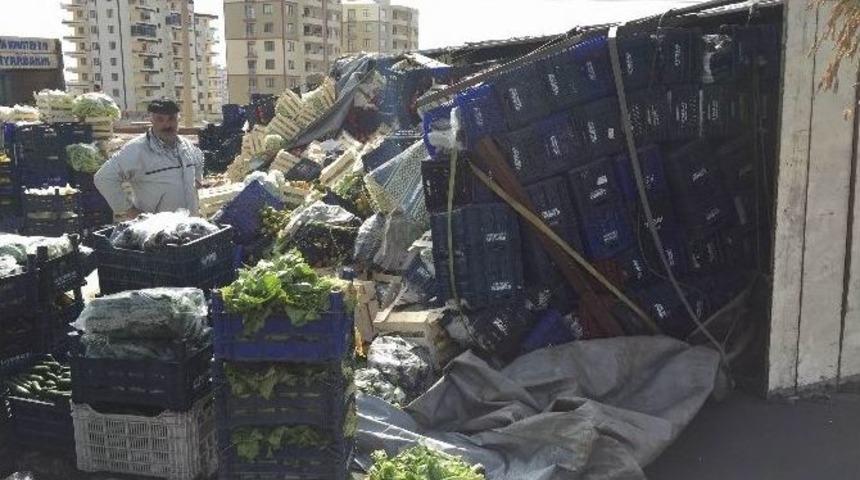 Tır Devrildi, Meyve Ve Sebzeler Yola Sa&ccedil;ıldı