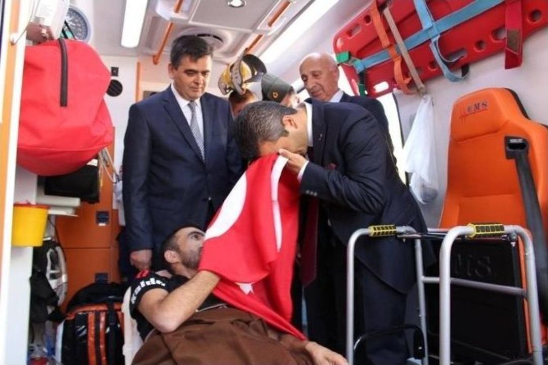 Girdiği &Ccedil;atışmada Gazi Olan Uzman Onbaşı Baba Ocağında T&uuml;rk Bayrakları İle Karşılandı