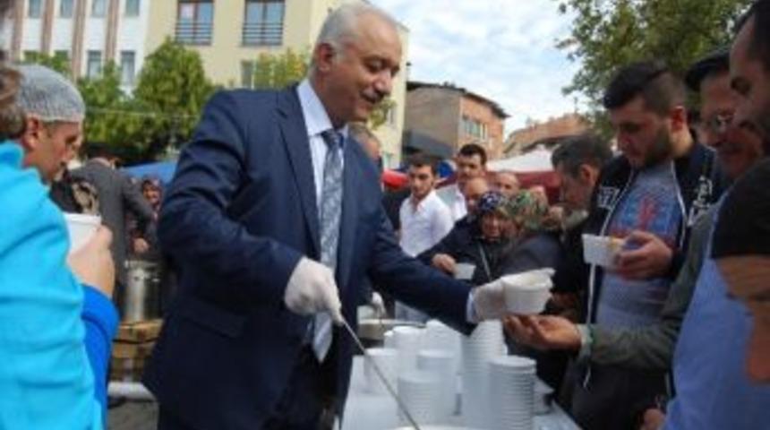 Tatlıoğlu Aşure Dağıttı