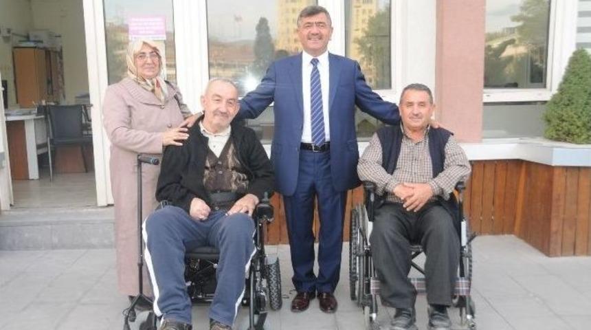 Niğde Belediyesi 2 Engelliye Ak&uuml;l&uuml; Tekerlekli Sandalye Aldı