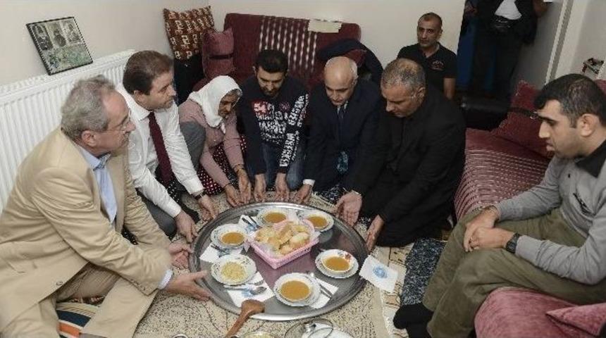 Alman Eski Başkan Muharrem Sofrasında Bağdaş Kurdu