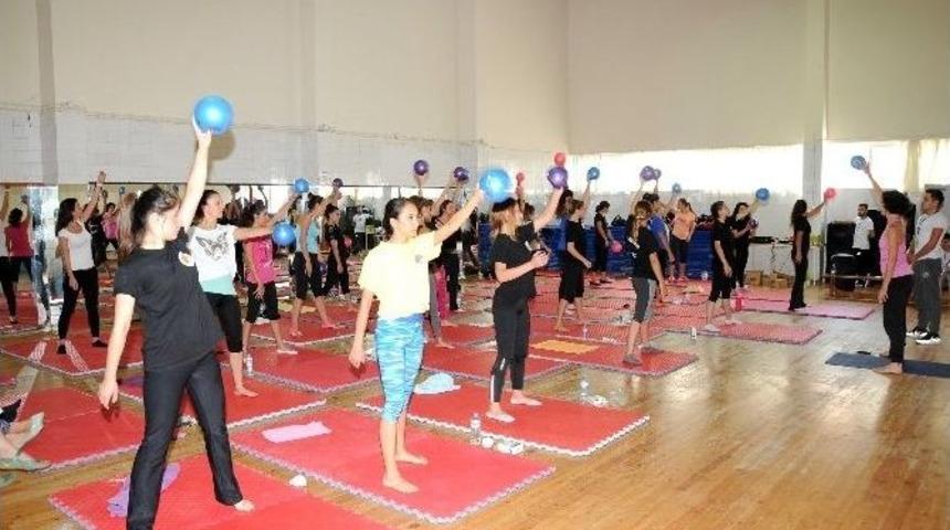 Me&uuml; Spor Eğitmeni Adaylarına Yoga Ve Pilates Eğitimi Veriliyor