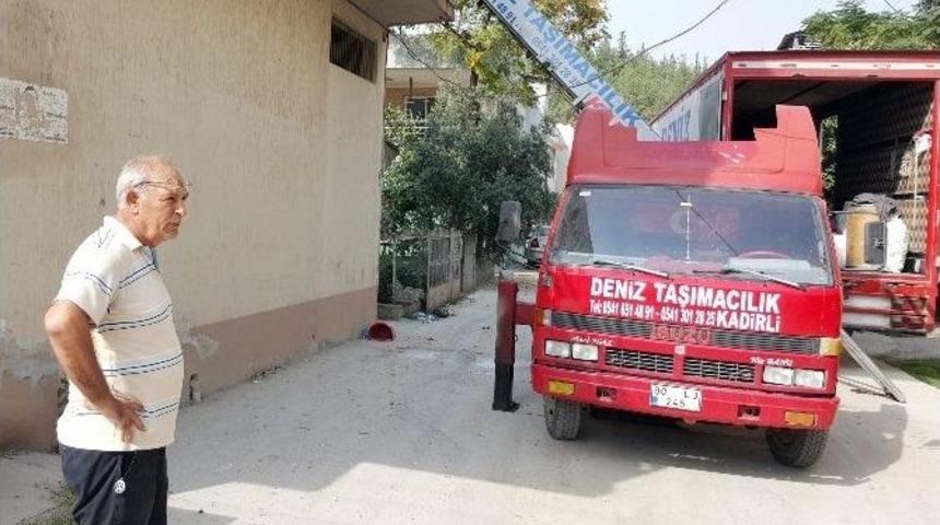 Ana Yoldaki Su Patlağı Y&uuml;z&uuml;nden Evini Taşıyor