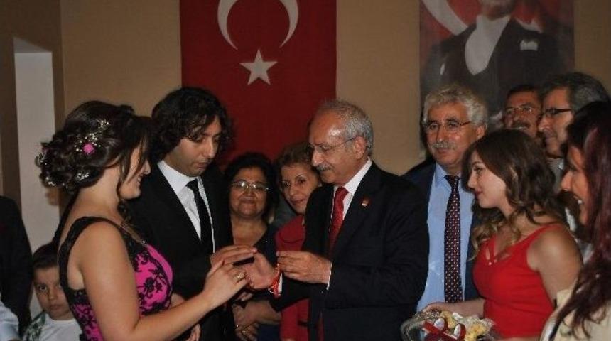 Chp Lideri Kılı&ccedil;daroğlu Aydın&rsquo;da Partili Gen&ccedil;lerin Nişan Y&uuml;z&uuml;ğ&uuml;n&uuml; Taktı