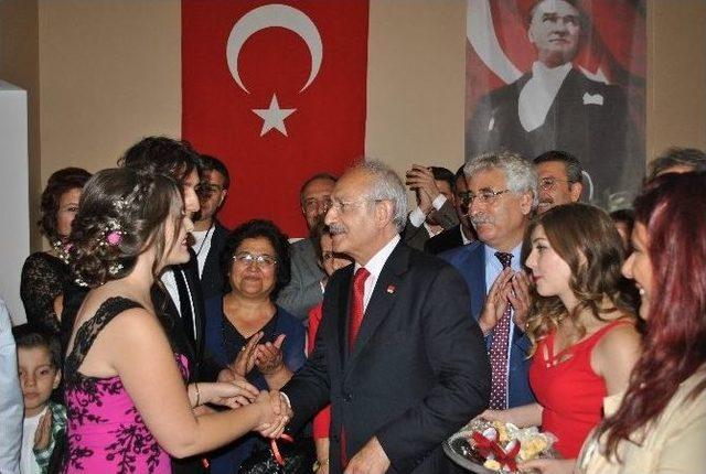 Chp Lideri Kılıçdaroğlu Aydın’da Partili Gençlerin Nişan Yüzüğünü Taktı