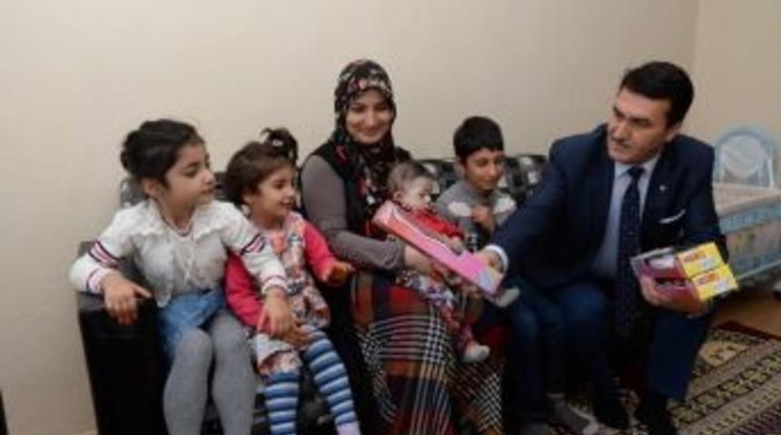 Başkan D&uuml;ndar, Down Sendromlu Bebeğe Beşik Hediye Etti