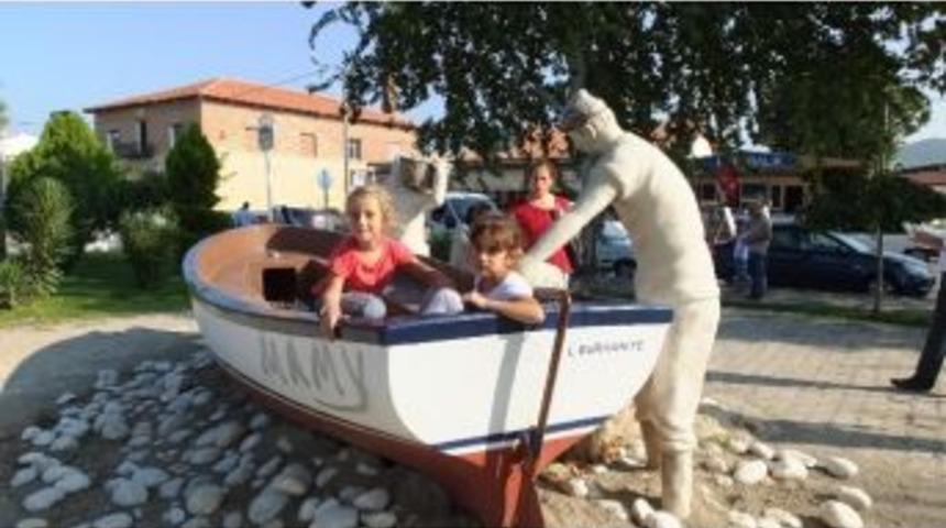 Burhaniye&rsquo;de Balık&ccedil;ı Heykeli İlgi G&ouml;rd&uuml;