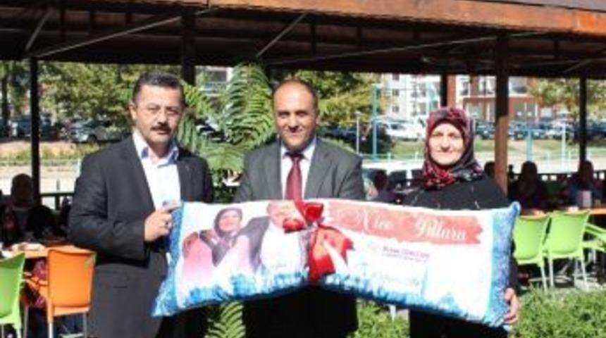 Başkan&rsquo;dan Muhtar &Ccedil;iftlere &lsquo;nice Yıllara&rsquo; Yastığı