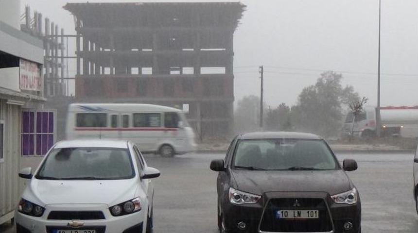 Edremit&rsquo;te Yağmur Hayatı Olumsuz Etkiledi