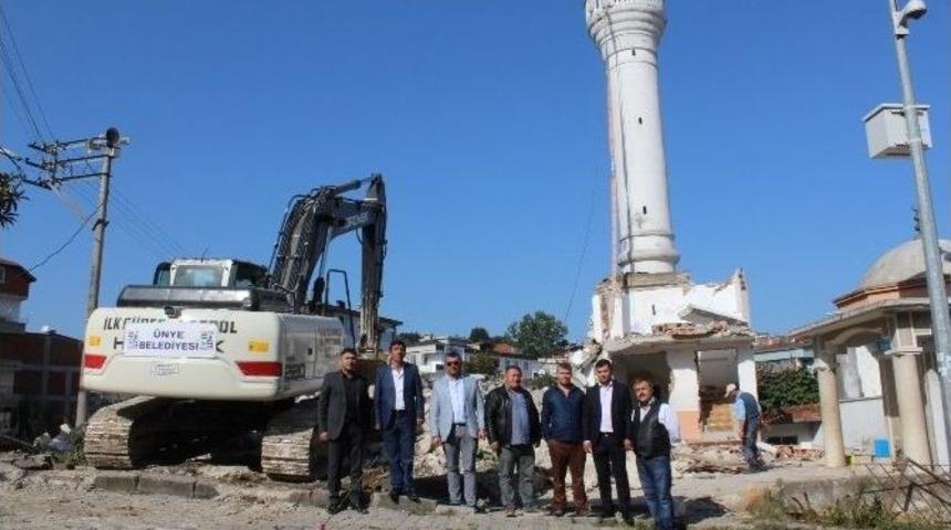 Eski Camiyi Yıktıran Mahalleli, Yenisini Yapacak