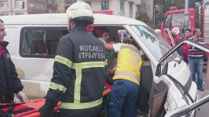 Kep&ccedil;e Y&uuml;kl&uuml; Kamyon Minib&uuml;sle Otomobile &Ccedil;arptı: 4 Yaralı