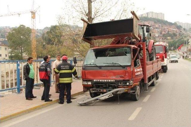 Kepçe Yüklü Kamyon Minibüsle Otomobile Çarptı: 4 Yaralı