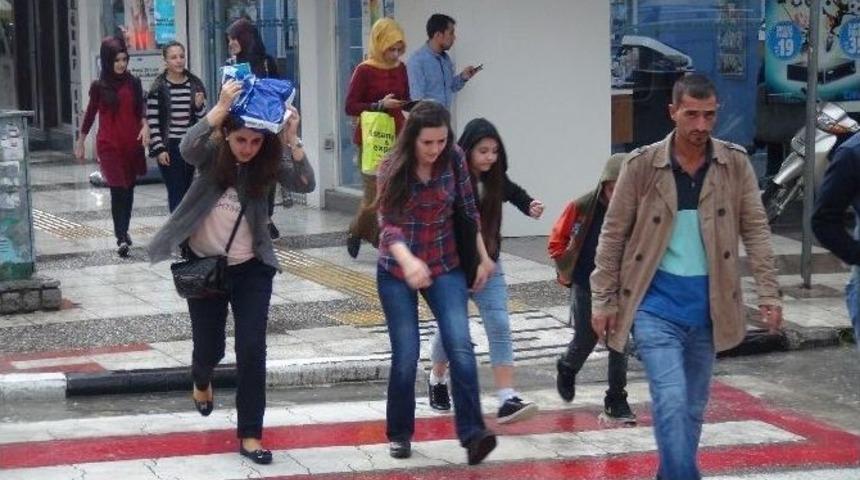 Manisa&rsquo;da Sağanak Yağış Etkili Oldu
