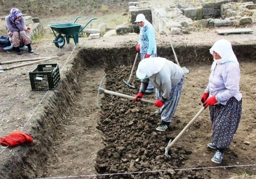 Trak Medeniyetinin İzlerini Kadın İş&ccedil;iler G&uuml;n Y&uuml;z&uuml;ne &Ccedil;ıkartıyor