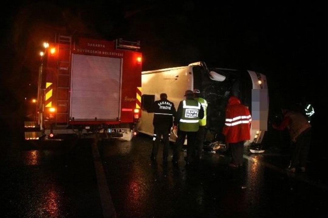Tem Otoyolunda Yolcu Otob&uuml;s&uuml; Devrildi, Yaralılar Var