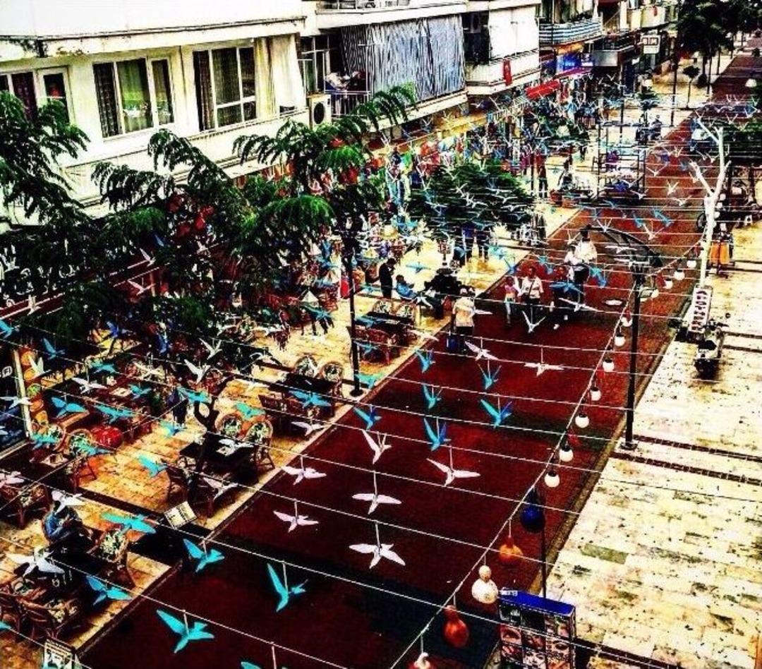 Topuklu Efe, Kuşadası&rsquo;nı &lsquo;barış Kuşları&rsquo; İle Donattı