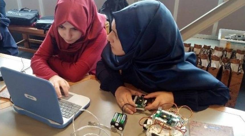 Liseliler Robot Yazılımını &Ouml;ğreniyor