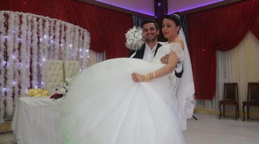 Ayağını Kıran Gelin D&uuml;ğ&uuml;n Salonuna Damadın Kucağında Geldi
