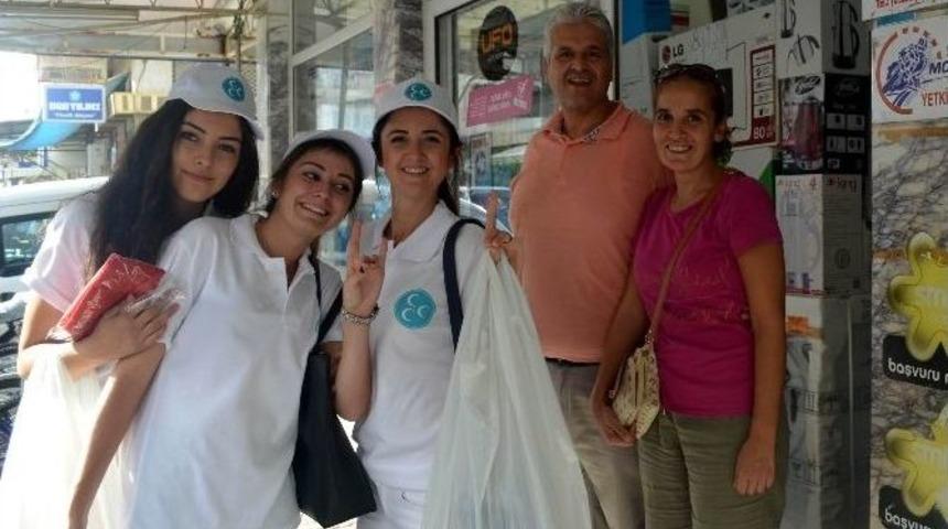 Germencik Mhp Kadın Kolları, T&uuml;m Esnafa Bayrak Dağıttı
