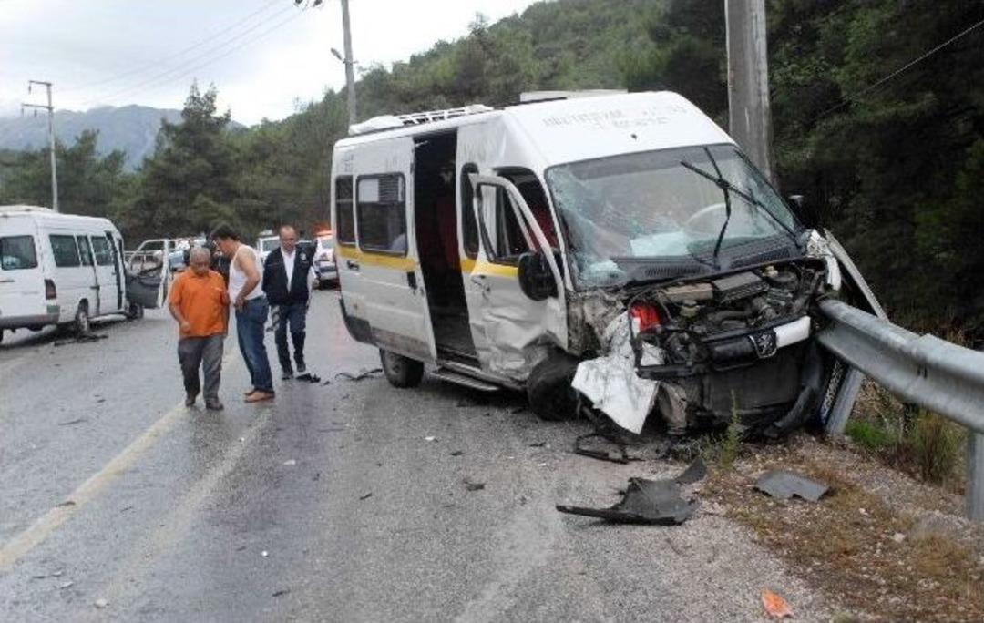 &Ouml;ğrenci Servisiyle Otel Servisi Minib&uuml;sleri Kafa Kafaya &Ccedil;arpıştı