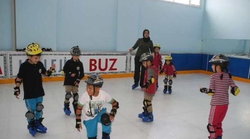 Yozgat &Ccedil;&ouml;z&uuml;m Koleji &Ouml;ğrencileri Buz Pateni Eğlenip Ders Sterisini Atıyor