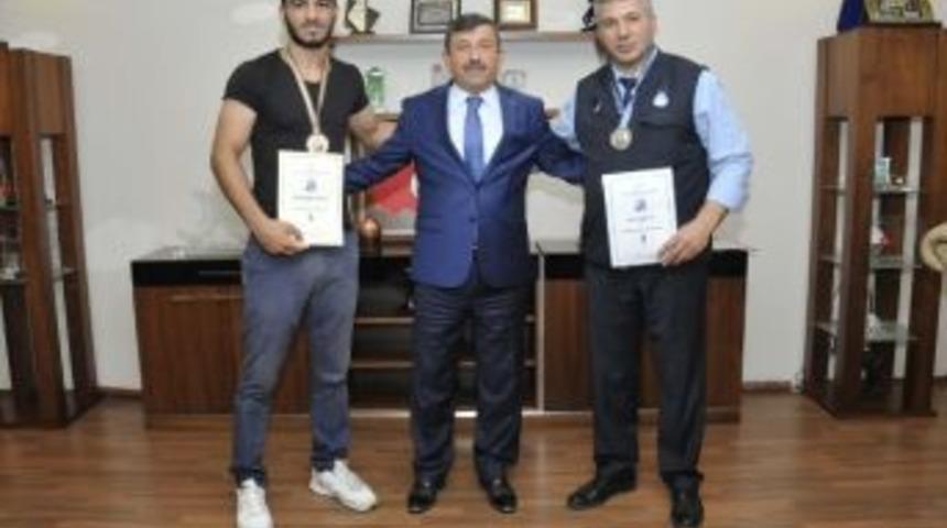 D&uuml;nya Şampiyonu Bilek G&uuml;reş&ccedil;ilerinden Başkan Karabacak&rsquo;a Ziyaret