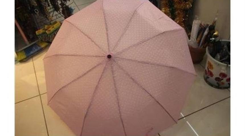 Yağmur Şemsiye Satıcılarının Y&uuml;z&uuml;n&uuml; G&uuml;ld&uuml;rd&uuml;